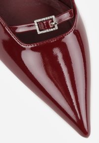 Born2be - Bordowe Lakierowane Czółenka na Kaczuszce Bez Pięty Zapinane przy Kostce Evaliraea. Okazja: na co dzień, do pracy, na spotkanie biznesowe. Nosek buta: szpiczasty. Kolor: czerwony. Materiał: lakier. Obcas: na szpilce. Styl: casual, biznesowy, elegancki. Wysokość obcasa: średni #6