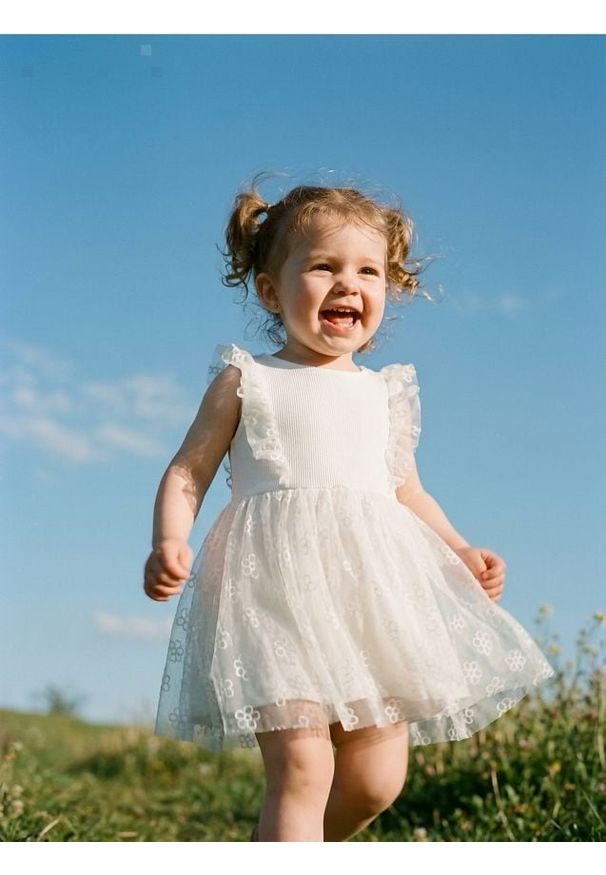 Sinsay - Elegancka sukienka babydoll - biały. Kolor: biały