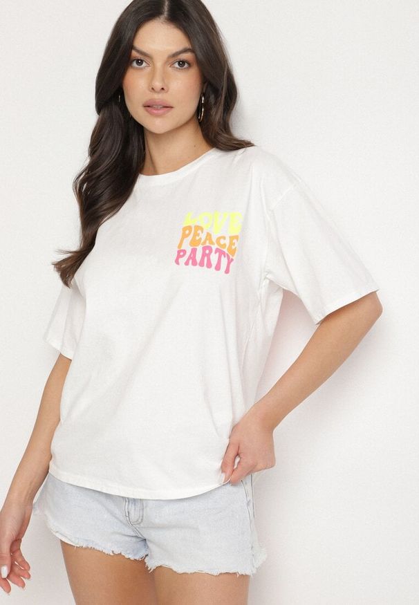 Born2be - Biały Bawełniany T-shirt Ozdobiony Nadrukiem Odalva. Okazja: na spacer, na co dzień. Kolor: biały. Materiał: bawełna. Wzór: nadruk, aplikacja. Sezon: lato. Styl: casual, klasyczny