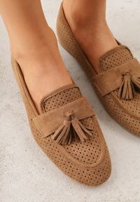 Renee - Jasnobrązowe Perforowane Mokasyny z Imitacji Zamszu Zdobione Frędzlami Vaeliane. Okazja: na co dzień. Kolor: brązowy. Materiał: zamsz. Wzór: aplikacja. Styl: casual, elegancki #6