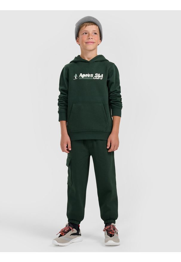 4f - 4F Spodnie dresowe joggery chłopięce - zielone 128 (7-8 lat). Okazja: na co dzień. Kolor: zielony. Materiał: dresówka. Sezon: lato. Styl: casual, klasyczny