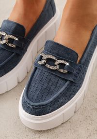 Renee - Granatowe Perforowane Mokasyny ze Skóry Naturalnej z Aplikacją na Platformie Heilarta. Kolor: niebieski. Materiał: skóra. Szerokość cholewki: normalna. Wzór: aplikacja. Obcas: na platformie #3