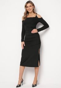 Born2be - Czarna Koktajlowa Sukienka z Wyciętym Ramionami z Klamerką i Marszczeniem Glimie. Kolor: czarny. Styl: wizytowy #1