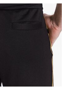 Armani Exchange Spodnie dresowe 3RZPRA Z9N1Z 1200 Czarny Regular Fit. Kolor: czarny. Materiał: dresówka, syntetyk