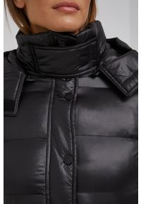 Answear Lab kurtka damska kolor czarny zimowa. Okazja: na co dzień. Kolor: czarny. Materiał: materiał. Wzór: gładki. Sezon: zima. Styl: wakacyjny