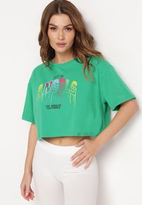 Born2be - Zielony T-shirt o Krótkim Kroju z Bawełny Ozdobiony Napisem Naveera. Okazja: na co dzień. Kolor: zielony. Materiał: bawełna. Długość: krótkie. Wzór: napisy, aplikacja. Styl: casual #3