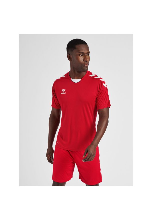 Koszulka piłkarska z krótkim rękawem męska Hummel Core XK Poly Jersey S/S. Kolor: różowy, wielokolorowy, czerwony. Materiał: jersey. Długość rękawa: krótki rękaw. Długość: krótkie. Sport: piłka nożna