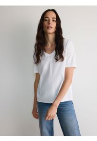 Reserved - T-shirt z merceryzowaną bawełną - biały. Kolor: biały. Materiał: bawełna #1