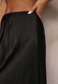 Renee - Czarna Rozkloszowana Spódnica Satynowa z Wiskozy Rihaniel. Okazja: na co dzień. Kolor: czarny. Materiał: satyna, wiskoza. Styl: klasyczny, elegancki, casual #4