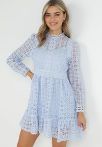 Born2be - Jasnoniebieska Koronkowa Sukienka Mini z Falbanką Kamari. Kolor: niebieski. Materiał: koronka. Wzór: gładki. Sezon: lato, wiosna. Długość: mini