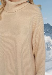 Born2be - Beżowy Golf Oversize Out Of This World. Okazja: na co dzień, na spacer. Typ kołnierza: golf. Kolor: beżowy. Materiał: skóra, dzianina, wiskoza, jeans. Długość: długie. Wzór: prążki. Styl: klasyczny, casual, elegancki #2