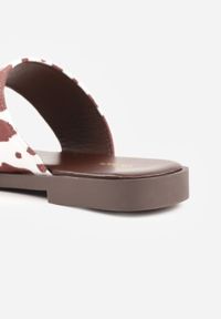 Born2be - Brązowe w krowie łaty Klapki VICES z Paskiem na Duży Palec i Ozdobą z Metalicznym Akcentem Creppela. Okazja: do pracy, na co dzień. Kolor: brązowy. Materiał: jeans, len. Wzór: aplikacja. Styl: elegancki, casual #5