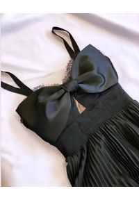 SELF PORTRAIT - Czarna sukienka mini z krepy. Typ kołnierza: kokarda. Kolor: czarny. Materiał: koronka, satyna. Wzór: gładki, koronka. Typ sukienki: dopasowane. Styl: wizytowy, elegancki. Długość: mini #3
