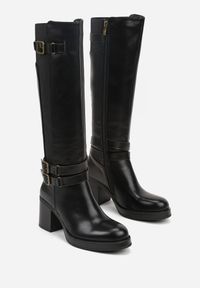 Born2be - Czarne Kozaki na Słupku Zdobione Paskami z Klamrami i Elastyczną Wstawką Unelisa. Okazja: do pracy, na co dzień, na spotkanie biznesowe. Zapięcie: klamry. Kolor: czarny. Materiał: jeans. Wzór: aplikacja. Obcas: na słupku. Styl: casual, elegancki, biznesowy. Wysokość obcasa: średni #2