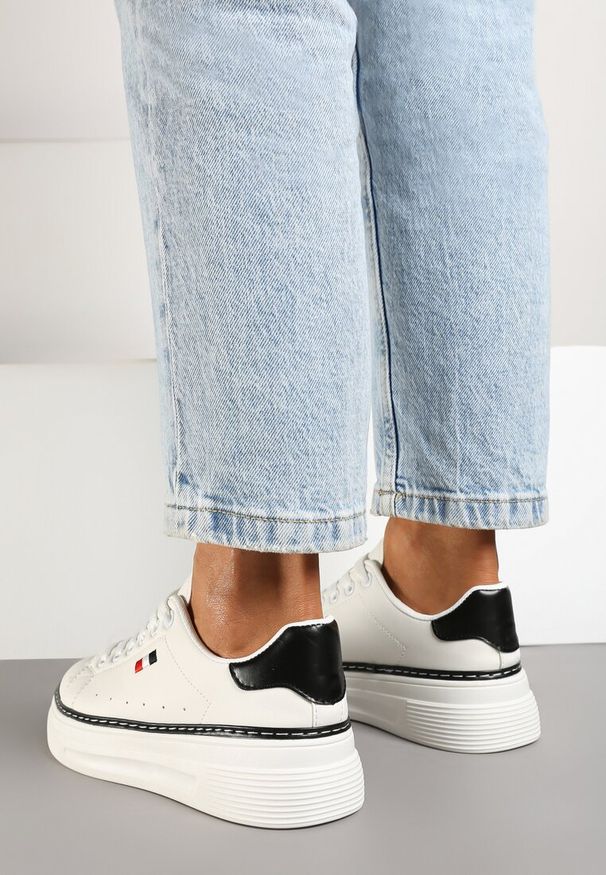 Renee - Biało-Czarne Sznurowane Sneakersy na Płaskiej Podeszwie z Lamówką Fedat. Kolor: biały. Obcas: na płaskiej podeszwie