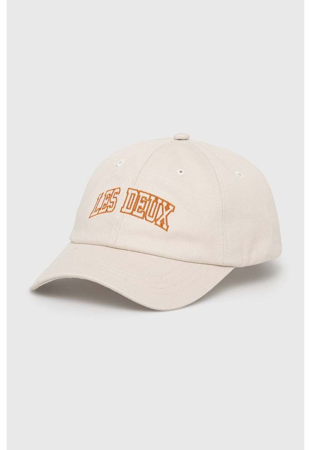 Les Deux czapka z daszkiem bawełniana kolor beżowy z aplikacją. Kolor: beżowy. Materiał: bawełna. Wzór: aplikacja
