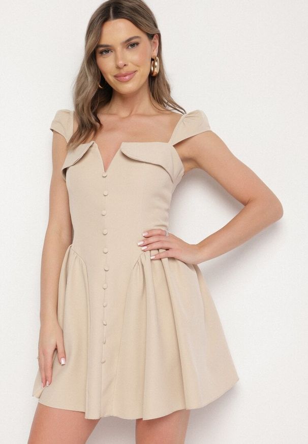 Born2be - Beżowa Rozkloszowana Sukienka z Ozdobnym Dekoltem i Guzikami Salasesia. Okazja: na co dzień. Typ kołnierza: dekolt kwadratowy. Kolor: beżowy. Styl: casual, elegancki