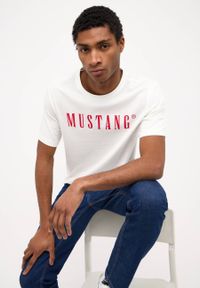 Mustang - Męski T-Shirt Koszulka MUSTANG Style Austin Cannoli Cream 1014695 2084. Okazja: na co dzień. Kolekcja: plus size. Materiał: jeans, bawełna. Wzór: aplikacja. Styl: casual, klasyczny, elegancki #6