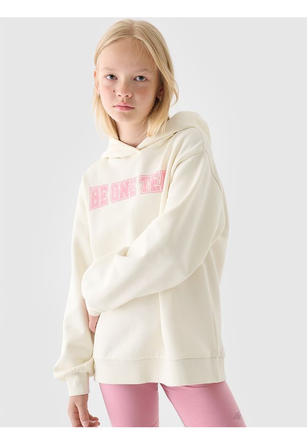 4f - 4F Bluza dresowa nierozpinana z kapturem dziewczęca - biała 140 (9-10 lat). Okazja: na co dzień. Typ kołnierza: kaptur. Kolor: biały. Materiał: dresówka. Wzór: ze splotem, napisy, gładki. Sezon: lato. Styl: casual, sportowy, klasyczny