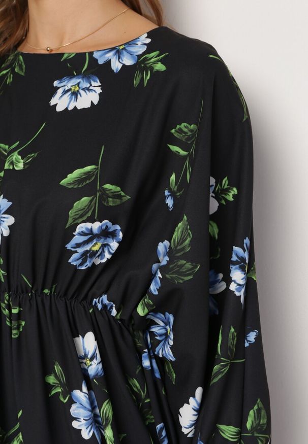 Born2be - Czarno-Niebieska Rozkloszowana Sukienka Midi z Rękawami Nietoperz w Kwiaty Gervia. Okazja: na spacer, na imprezę. Kolor: czarny. Wzór: kwiaty. Sezon: lato. Typ sukienki: rozkloszowane. Długość: midi