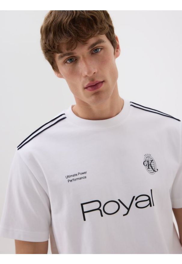 Reserved - T-shirt comfort z nadrukiem - biały. Kolor: biały. Materiał: dzianina, bawełna. Wzór: nadruk