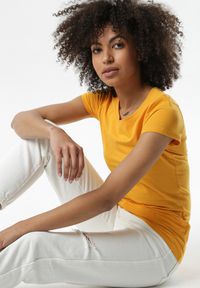 Born2be - Żółty T-shirt Gathanthei. Okazja: do domu, na co dzień. Kolor: żółty. Materiał: jeans, bawełna, dresówka, dzianina. Długość rękawa: krótki rękaw. Długość: krótkie. Wzór: gładki. Styl: casual, klasyczny, sportowy #6