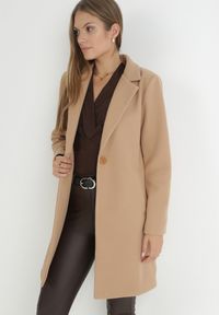 Born2be - Beżowy Płaszcz Jednorzędowy Sono. Okazja: na co dzień. Typ kołnierza: golf. Kolor: beżowy. Materiał: dzianina, jeans. Długość: do kolan. Styl: casual #1