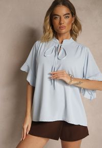 Renee - Jasnoniebieska Bluzka z Falbanami i Wiązaniem Fadeassa. Okazja: na co dzień. Kolor: niebieski. Sezon: lato, wiosna. Styl: casual #5