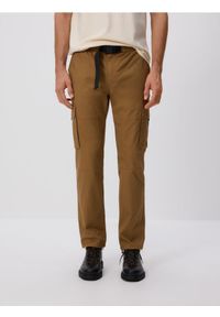 Reserved - Spodnie cargo z paskiem - brązowy. Kolor: brązowy. Materiał: bawełna, tkanina #1