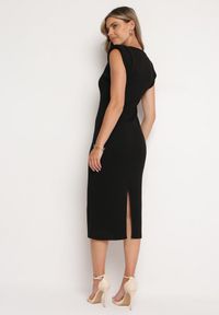 Born2be - Czarna Sukienka Bodycon z Prążkowanej Dzianiny z Rozcięciem Roleria. Okazja: na co dzień. Kolor: czarny. Materiał: dzianina, prążkowany. Długość rękawa: bez rękawów. Typ sukienki: bodycon. Styl: casual, elegancki