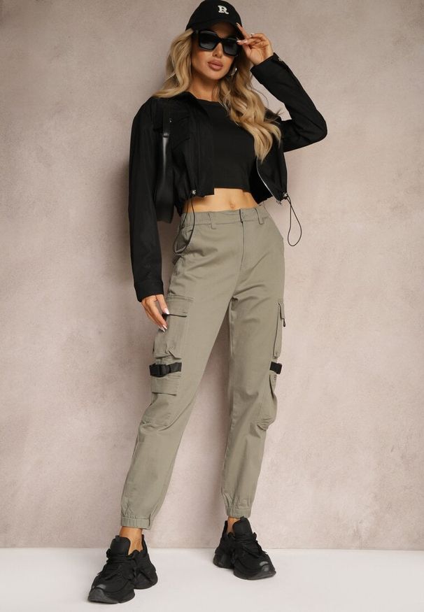 Renee - Ciemnozielone Spodnie Joggery z Kieszeniami Cargo z Elastycznej Bawełny Irisane. Okazja: na co dzień. Kolor: zielony. Materiał: bawełna. Styl: casual, elegancki