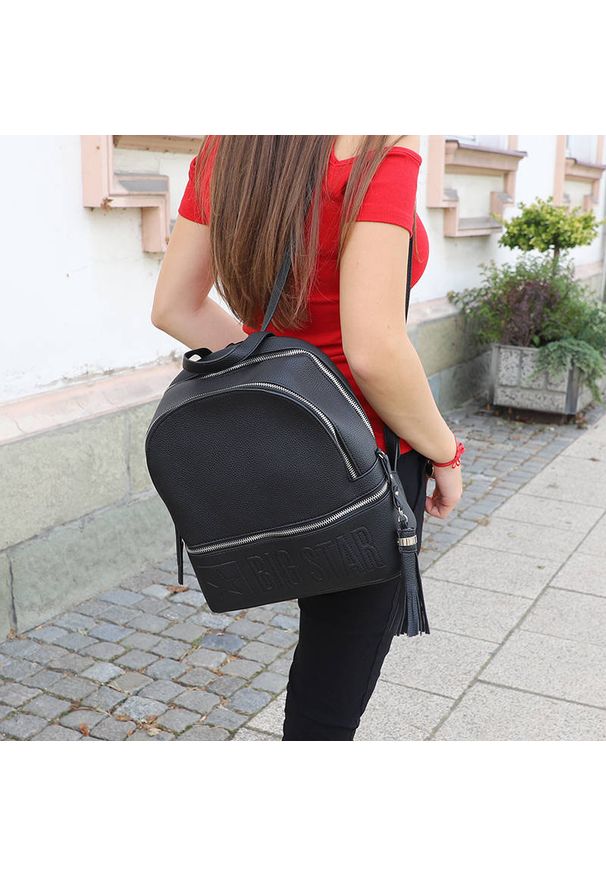Big Star Accessories - Czarny Stylowy Plecak Damski Big Star. Kolor: czarny. Wzór: aplikacja. Dodatki: z frędzlami. Materiał: z tłoczeniem, skórzane. Styl: elegancki