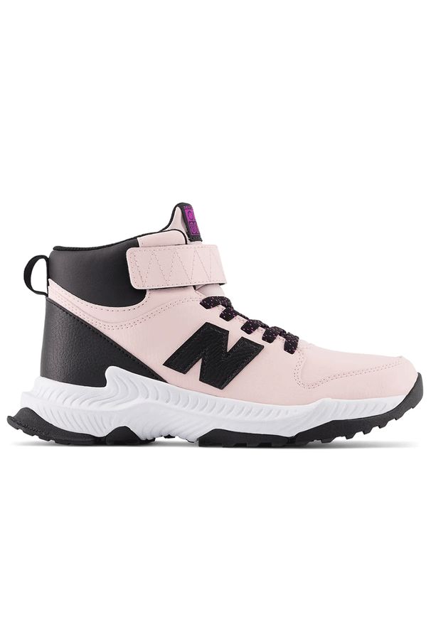 Buty New Balance GT800TP3 - różowe. Wysokość cholewki: przed kolano. Zapięcie: rzepy. Kolor: różowy. Materiał: guma, skóra, syntetyk, materiał. Szerokość cholewki: normalna. Sezon: zima. Sport: bieganie