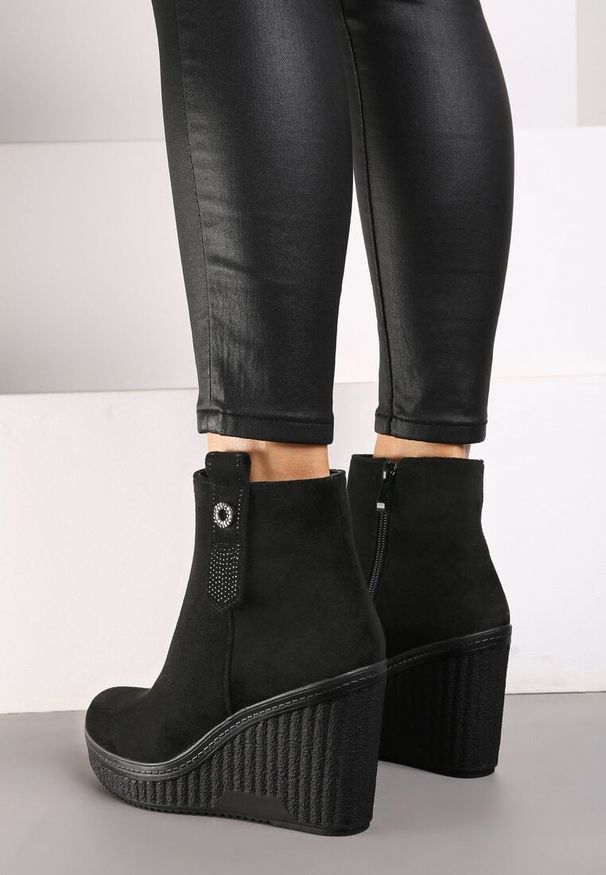 Renee - Czarne Casualowe Botki na Koturnie Wykończone z Boku Brokatem Naviselle. Okazja: na co dzień. Kolor: czarny. Materiał: jeans. Obcas: na koturnie. Styl: casual