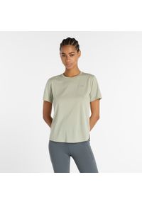 Koszulka damska New Balance WT41253GSH – zielona. Kolor: zielony. Materiał: poliester. Długość rękawa: krótki rękaw. Długość: krótkie. Sport: fitness