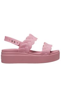 Klapki damskie Crocs Brooklyn Woven Low Wedge 209977-6XX - różowe. Kolor: różowy. Materiał: materiał. Wzór: paski. Sezon: lato. Obcas: na platformie. Styl: klasyczny
