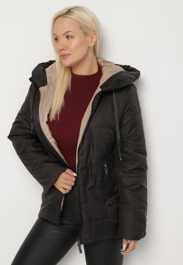 Born2be - Czarna Pikowana Kurtka z Kapturem i Ozdobnymi Suwakami Tulirisa. Okazja: na co dzień. Typ kołnierza: kaptur. Kolekcja: plus size. Kolor: czarny. Materiał: jeans. Styl: casual, sportowy