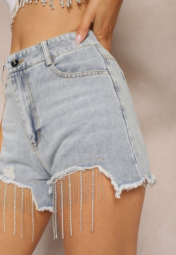 Renee - Jasnoniebieskie Jeansowe Szorty z Bawełny High Waist Wykończone Cyrkoniami i Przetarciami Tiamelba. Okazja: na co dzień, na imprezę. Stan: podwyższony. Kolor: niebieski. Materiał: jeans, bawełna. Długość: krótkie. Wzór: aplikacja. Styl: elegancki, casual