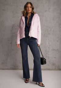 Renee - Różowa Pikowana Kurtka z Nieodpinanym Kapturem z Ozdobną Naszywką Chloreris. Okazja: na co dzień. Kolor: różowy. Materiał: poliester, jeans. Wzór: aplikacja. Sezon: wiosna. Styl: casual #5