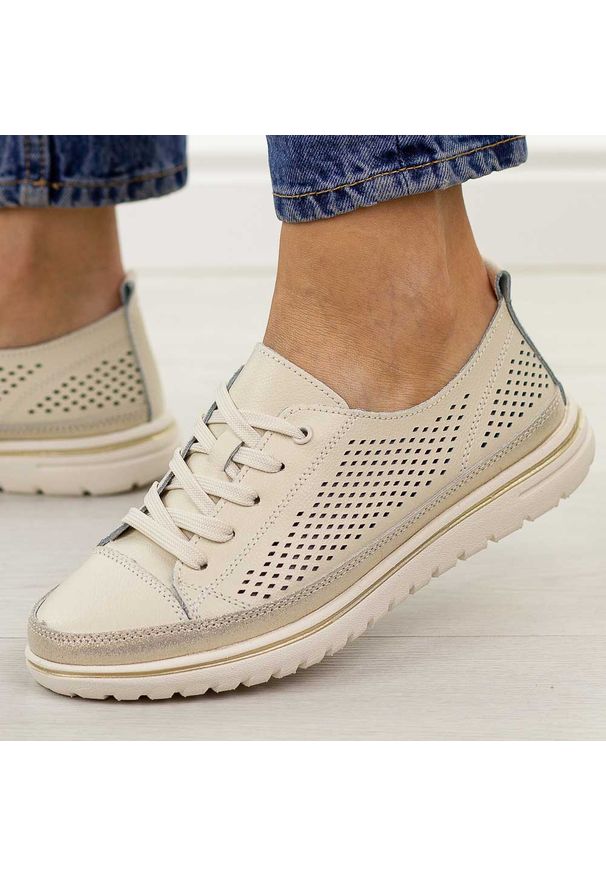 Beżowe ażurowe skórzane półbuty damskie Jezzi 8704. Okazja: na spacer, na co dzień. Nosek buta: okrągły. Zapięcie: sznurówki. Kolor: beżowy. Szerokość cholewki: normalna. Wzór: ażurowy. Materiał: skóra. Sezon: wiosna, jesień, lato. Styl: casual, elegancki, klasyczny