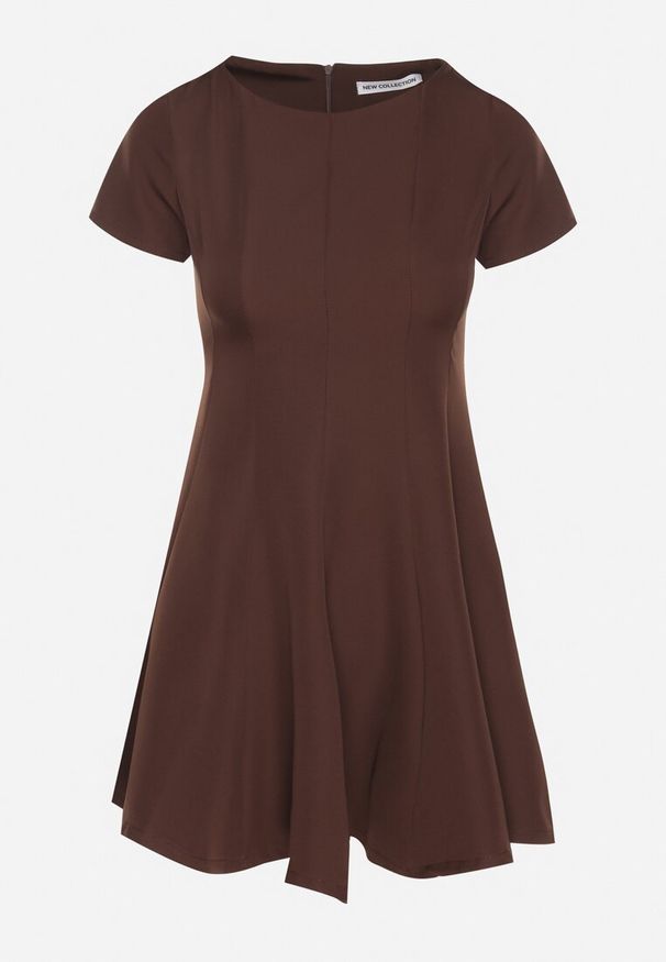 Born2be - Brązowa Rozkloszowana Sukienka z Krótkim Rękawem i Ozdobnymi Przeszyciami Meporea. Okazja: na co dzień. Kolor: brązowy. Długość rękawa: krótki rękaw. Styl: casual, elegancki, klasyczny