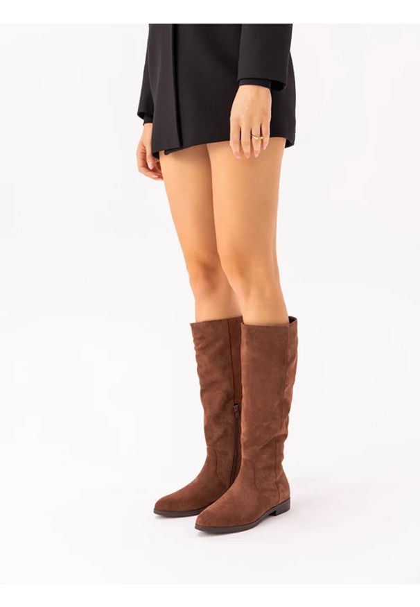 Ryłko - Brązowe kozaki ze skóry welurowej. Okazja: na co dzień. Nosek buta: okrągły. Zapięcie: zamek. Kolor: brązowy. Szerokość cholewki: normalna. Materiał: welur, skóra. Obcas: na obcasie. Styl: street, klasyczny, elegancki, casual. Wysokość obcasa: niski