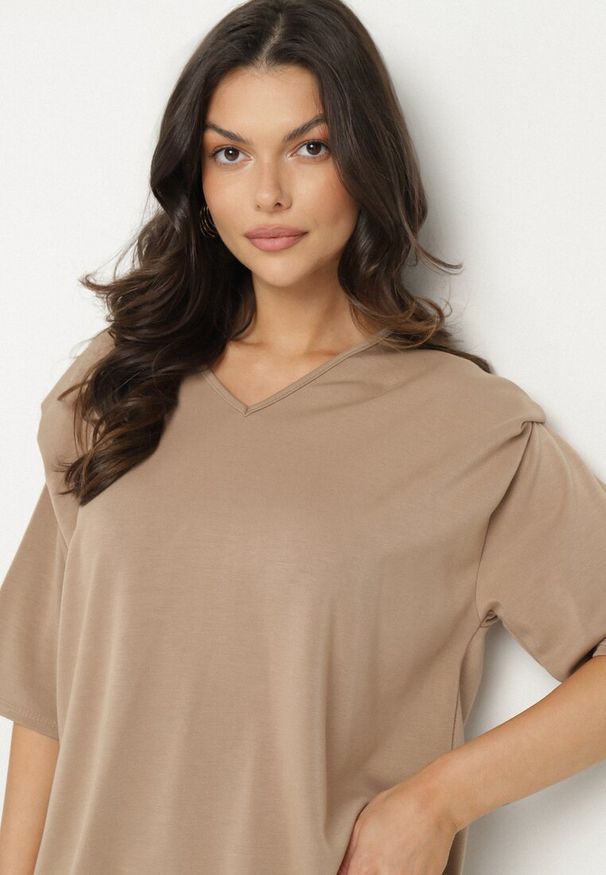 Born2be - Beżowy Komplet z Wiskozą Szerokie Spodnie i Bluzka z Dekoltem w Serek Zeilora. Kolor: beżowy. Materiał: wiskoza