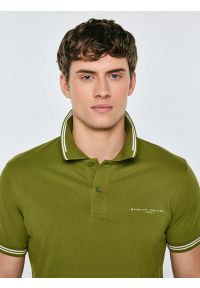 Big-Star - Koszulka męska polo zielona Wladym 301. Okazja: na co dzień. Typ kołnierza: polo. Kolor: zielony. Materiał: dzianina, bawełna, jeans, materiał. Wzór: nadruk, aplikacja, paski. Styl: casual, klasyczny, sportowy, wizytowy #5