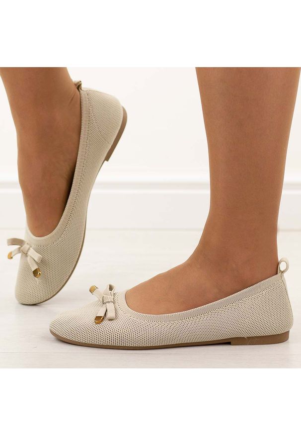 eVento - Beżowe baleriny damskie Evento 9048. Okazja: na co dzień. Kolor: beżowy. Materiał: tkanina. Szerokość cholewki: normalna. Wzór: aplikacja. Sezon: wiosna, lato. Styl: casual, elegancki, klasyczny