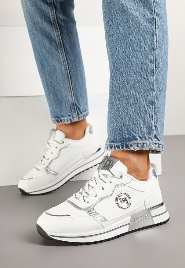 Renee - Białe Sneakersy z Metaliczną Ozdobą Firamia. Okazja: na co dzień. Kolor: biały. Materiał: jeans. Wzór: aplikacja