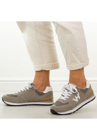 Khaki sportowe buty damskie Vanhorn 27300. Okazja: na spacer, na co dzień. Nosek buta: okrągły. Zapięcie: sznurówki. Kolor: brązowy. Materiał: tkanina, zamsz. Szerokość cholewki: normalna. Sezon: wiosna, lato. Sport: turystyka piesza #1