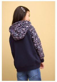 bonprix - Bluza z kapturem z czystej bawełny organicznej. Typ kołnierza: kaptur. Kolor: niebieski. Materiał: bawełna. Wzór: nadruk #2