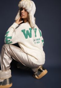 Renee - Jasnobeżowy Sweter z Wełną i Geometrycznym Zdobieniem na Rękawach Zivita. Okazja: na co dzień. Kolor: beżowy. Materiał: wełna. Wzór: aplikacja, geometria. Styl: klasyczny, elegancki, casual