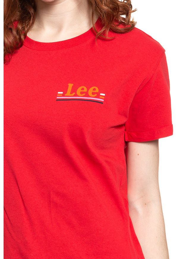 Lee - LEE T SHIRT DAMSKI CHEST LOGO TEE WARP RED L43ZFEKG 112109773. Wzór: nadruk
